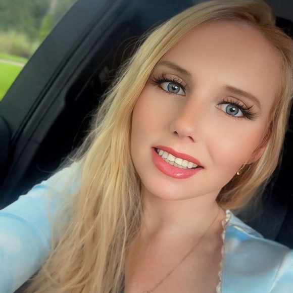 Meet your Posher, Marina🌸 - Picture 4 of 12